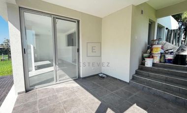 Casa en venta, pileta, 3 dormitorios, dependencia, Barrio Cerrado