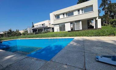Casa en venta, pileta, 3 dormitorios, dependencia, Barrio Cerrado