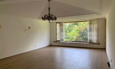 BOSQUES DE LAS LOMAS RENTA CASA CON JARDÍN Y ALBERCA CERCA DEL PARQUE JACARANDAS