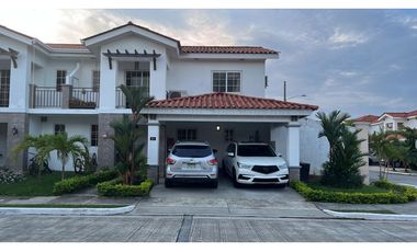 VENDO CASA EN QUINTAS DE VERSALLES EN COSTA SUR