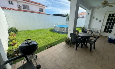 VENDO CASA EN QUINTAS DE VERSALLES EN COSTA SUR