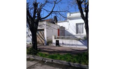 Casa con 2 dptos (1 de Mayo al 1700)
