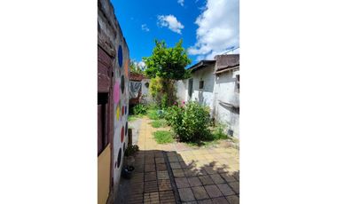 Casa con 2 dptos (1 de Mayo al 1700)