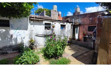 Casa con 2 dptos (1 de Mayo al 1700)