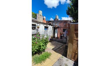 Casa con 2 dptos (1 de Mayo al 1700)