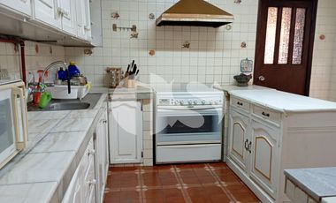 CASA CON TERRENO DE VENTA SOBRE CALLE PRINCIPAL DE RIOBAMBA