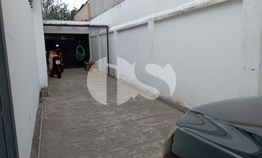CASA CON TERRENO DE VENTA SOBRE CALLE PRINCIPAL DE RIOBAMBA
