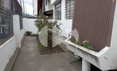CASA CON TERRENO DE VENTA SOBRE CALLE PRINCIPAL DE RIOBAMBA