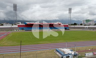 CASA CON TERRENO DE VENTA SOBRE CALLE PRINCIPAL DE RIOBAMBA