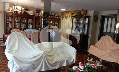 CASA CON TERRENO DE VENTA SOBRE CALLE PRINCIPAL DE RIOBAMBA