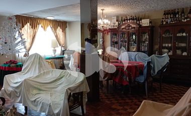 CASA CON TERRENO DE VENTA SOBRE CALLE PRINCIPAL DE RIOBAMBA