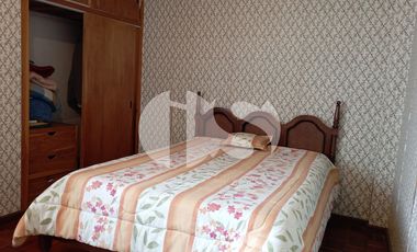 CASA CON TERRENO DE VENTA SOBRE CALLE PRINCIPAL DE RIOBAMBA