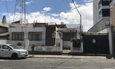 CASA CON TERRENO DE VENTA SOBRE CALLE PRINCIPAL DE RIOBAMBA