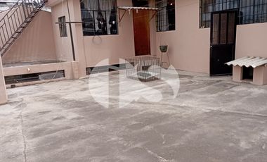 CASA CON TERRENO DE VENTA SOBRE CALLE PRINCIPAL DE RIOBAMBA