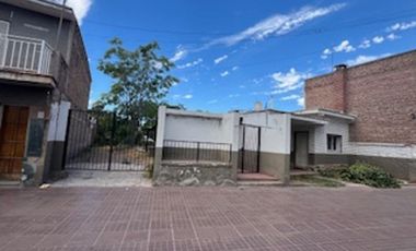 TERRENO SALIDA A DOS CALLES  CON CONSTRUCCIÓN