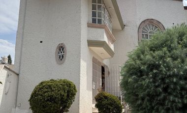 Casa en RENTA dentro del Fracc. Jardines del Toreo