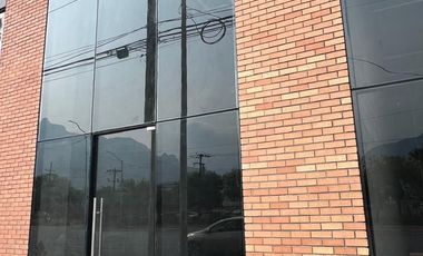 Renta local en plaza a pie de Av. Manuel Ordoñez, Lechugal, Santa Catarina