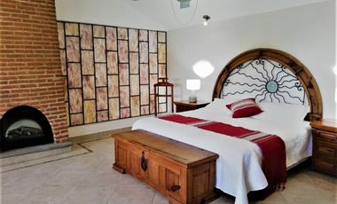 Venta de Casa en Zona Dorada con Espectacular Jardín