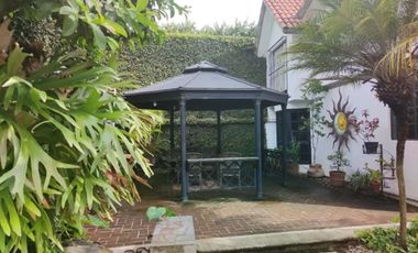 Venta de Casa en Zona Dorada con Espectacular Jardín