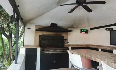 Venta de Casa en Zona Dorada con Espectacular Jardín