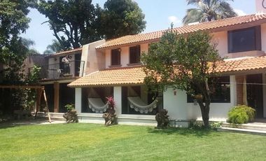 Venta de Casa en Zona Dorada con Espectacular Jardín