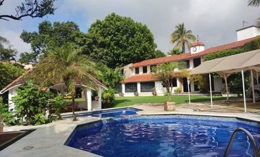 Venta de Casa en Zona Dorada con Espectacular Jardín