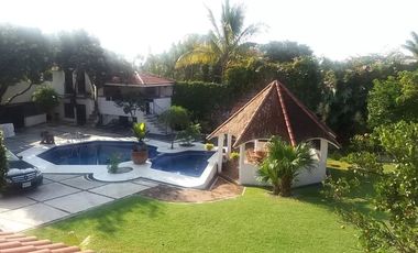 Venta de Casa en Zona Dorada con Espectacular Jardín
