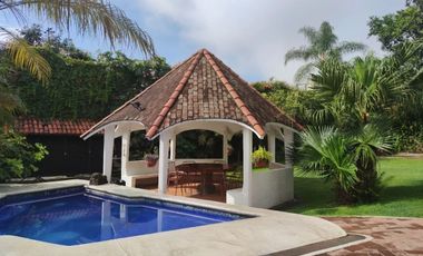 Venta de Casa en Zona Dorada con Espectacular Jardín