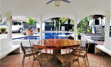 Venta de Casa en Zona Dorada con Espectacular Jardín
