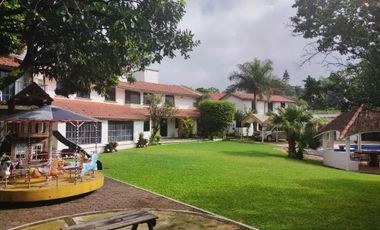 Venta de Casa en Zona Dorada con Espectacular Jardín