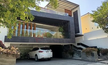 Residencia de Lujo en el Prestigioso Club de Golf Bellavista.
