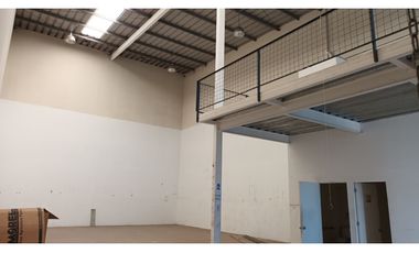 ARRIENDO Bodega de 204,1 m2 + 47,6 m2 de Altillo, Av. La Montaña, Lampa