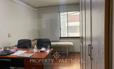 Espectacular consulta para médicos o profesionales de la salud en  Alcantara  75 UF x m2