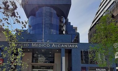 Espectacular consulta para médicos o profesionales de la salud en  Alcantara  75 UF x m2