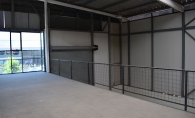 ARRIENDO Bodega 425,3 m2 + 69,24 m2 de altillo, Av. La Montaña
