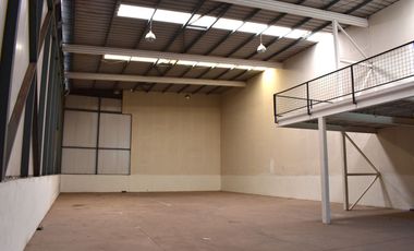 ARRIENDO Bodega 425,3 m2 + 69,24 m2 de altillo, Av. La Montaña