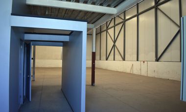ARRIENDO Bodega de 592 m2 + 145,7 m2 de Oficina, Av. La Montaña, Lampa
