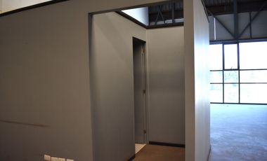ARRIENDO Bodega de 592 m2 + 145,7 m2 de Oficina, Av. La Montaña, Lampa