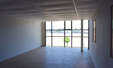 ARRIENDO Bodega de 204,1 m2 + 47,6 m2 de Oficina, Av. La Montaña, Lampa