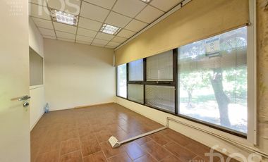 Alquiler Inmueble Comercial con Galpón, Entrepiso y Oficinas en Barrio Luis Agote