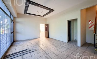 Alquiler Inmueble Comercial con Galpón, Entrepiso y Oficinas en Barrio Luis Agote