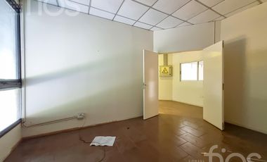 Alquiler Inmueble Comercial con Galpón, Entrepiso y Oficinas en Barrio Luis Agote