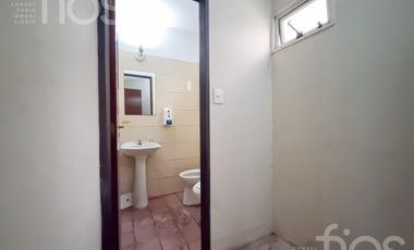 Alquiler Inmueble Comercial con Galpón, Entrepiso y Oficinas en Barrio Luis Agote
