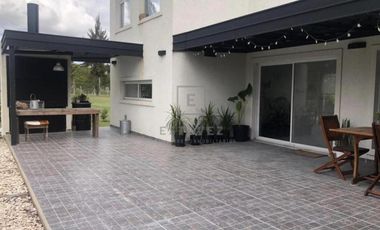 Casa de 3 dormitorios y pileta en venta, Barrio Cerrado, Escobar, G.B.A. Zona Norte