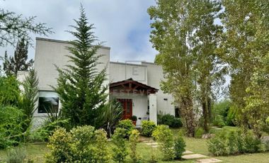 Casa de 3 dormitorios y pileta en venta, Barrio Cerrado, Escobar, G.B.A. Zona Norte