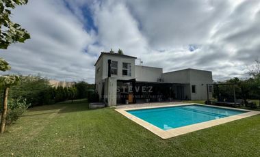 Casa de 3 dormitorios y pileta en venta, Barrio Cerrado, Escobar, G.B.A. Zona Norte