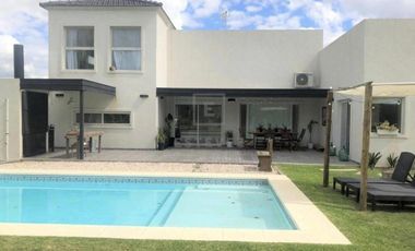 Casa de 3 dormitorios y pileta en venta, Barrio Cerrado, Escobar, G.B.A. Zona Norte