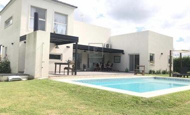 Casa de 3 dormitorios y pileta en venta, Barrio Cerrado, Escobar, G.B.A. Zona Norte