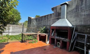 Casa en venta con 3 viviendas, cochera para 4 autos, jardín y quincho con parrilla - Wilde