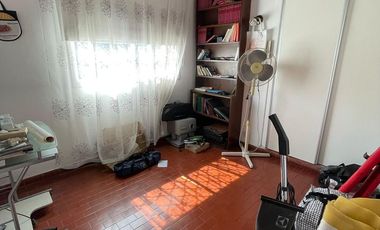 Casa en venta con 3 viviendas, cochera para 4 autos, jardín y quincho con parrilla - Wilde
